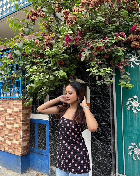 Elegant Black Sleeveless Kurti with Print and Square Neck