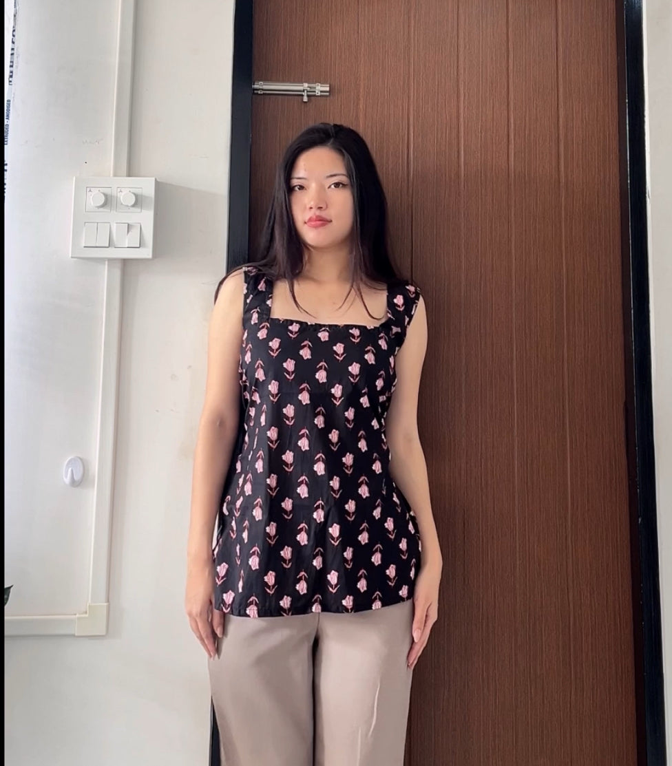 Elegant Black Sleeveless Kurti with Print and Square Neck